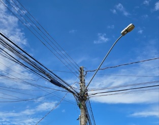 Goiânia tem novas ações contra fios soltos nos postes