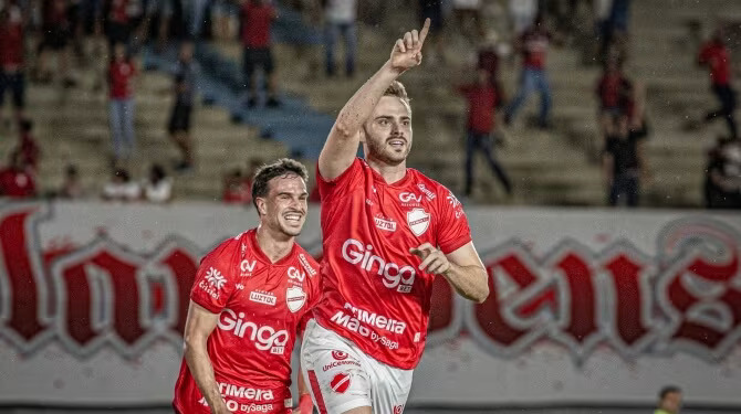 Vila vence Paysandu com de Poveda