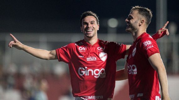 Vila vence Chapecoense e segue líder da Série B
