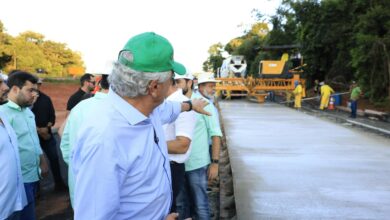 Caiado vistoria obras da GO-210