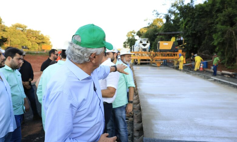 Caiado vistoria obras da GO-210