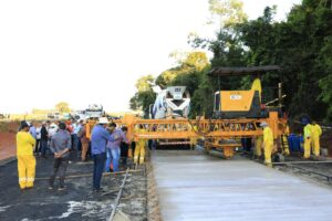 Caiado vistoria obras da GO-210