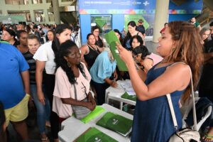 Sandro Mabel entrega escrituras e anuncia 40 mil moradias