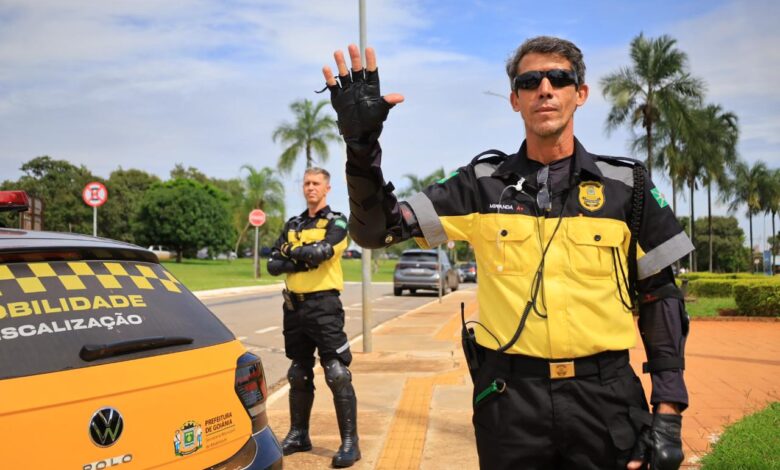 Avanço de sinal vermelho e velocidade na madrugada