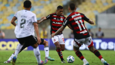 Flamengo empata clássico carioca e segue na cola do líder