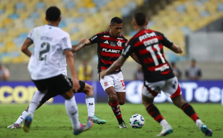 Flamengo empata clássico carioca e segue na cola do líder