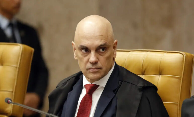 Moraes determina que PF ouça Bolsonaro e Eduardo em 10 dias