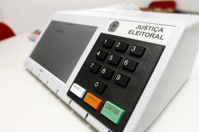 CCJ aprova PEC que acaba com a reeleição no Executivo