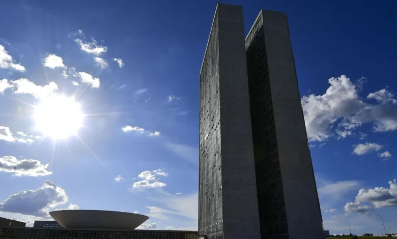 PSB freia aliança com PT visando Eleições de 2026