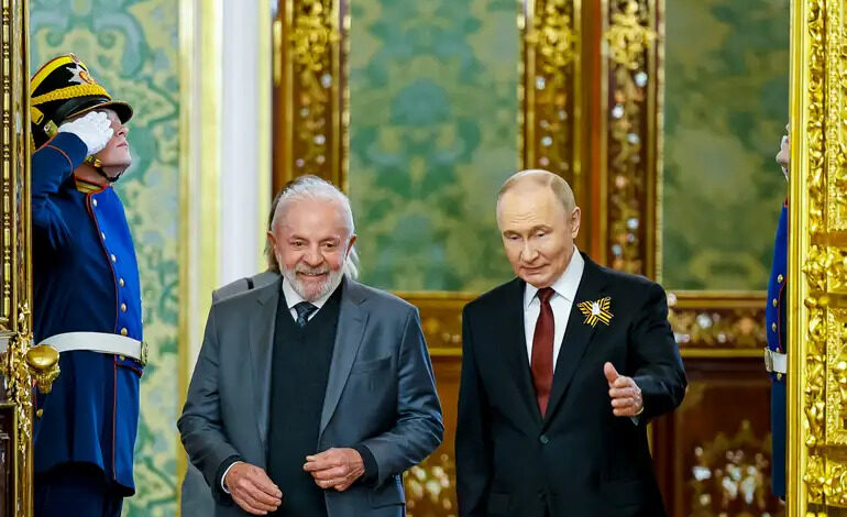 Lula critica Trump em encontro com Putin no Kremlin