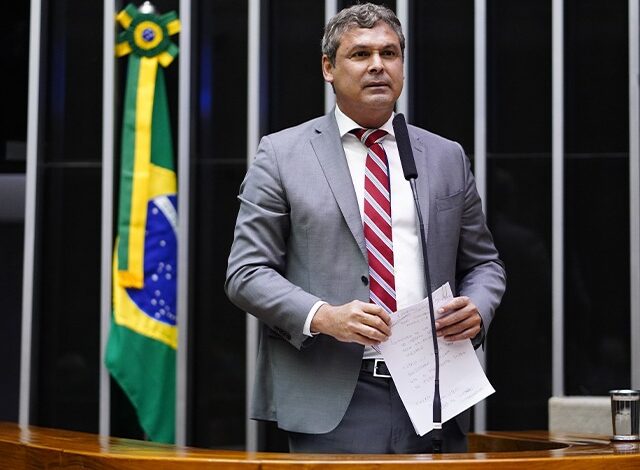 PT pede prisão de Eduardo Bolsonaro à PGR