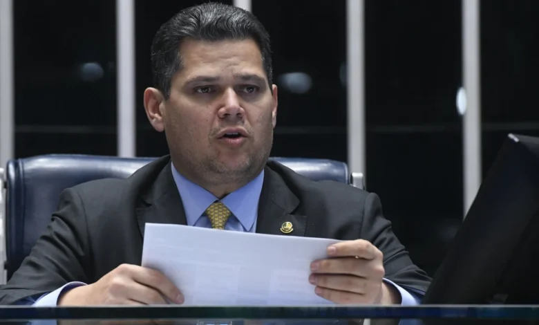 Alcolumbre cogita pautar PEC do fim da reeleição semana que vem