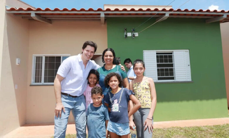 Daniel assina ordens de serviço com 64 prefeituras para 3.230 Casas a Custo Zero