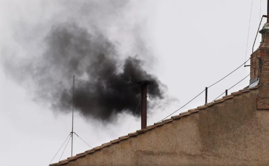 Fumaça Preta na Capela Sistina: Eleição do Papa Segue Indefinida