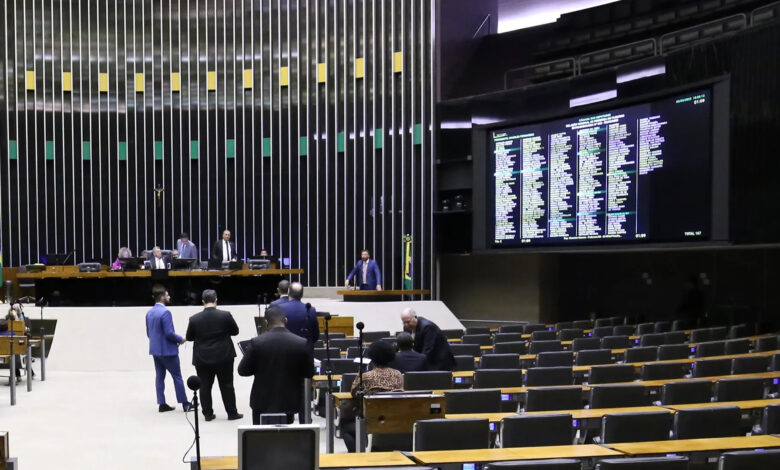 Câmara dá aval a reajuste salarial de R$ 18 bilhões para o Executivo