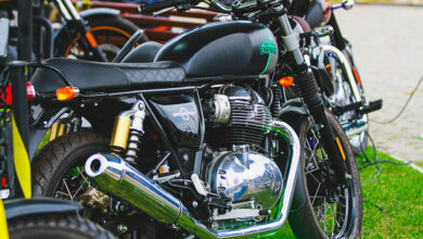 Encontro de motos clássicas e show gratuito do duo 42 Cordas