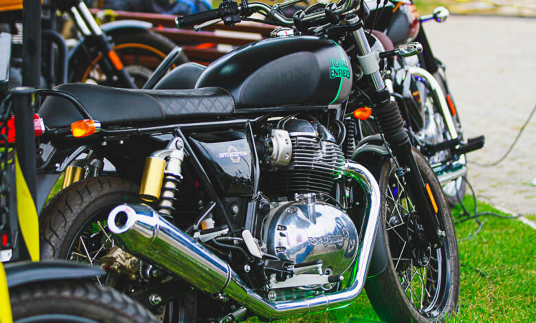 Encontro de motos clássicas e show gratuito do duo 42 Cordas