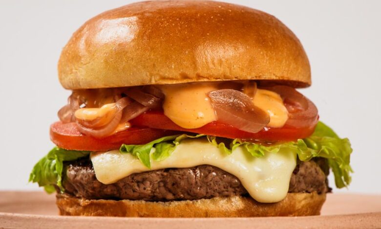 Hambúrguer grátis durante um ano para os 100 primeiros clientes nesta quarta-feira