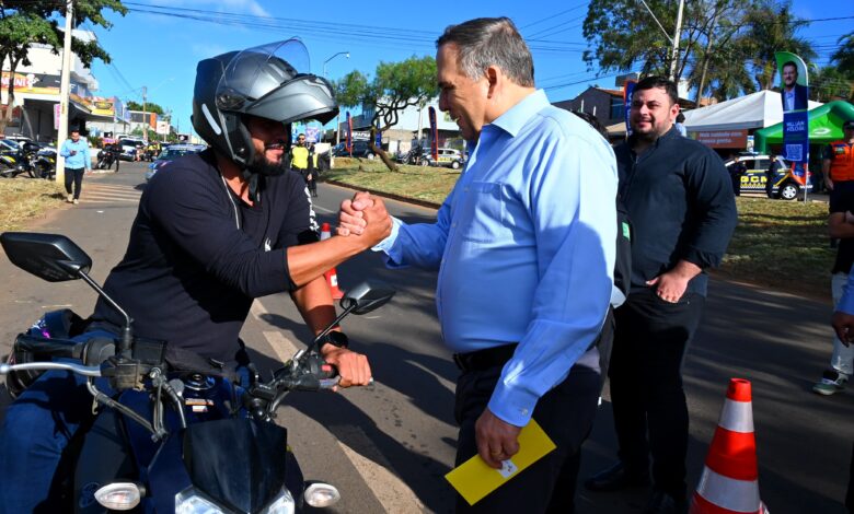 Blitz educativa reforça Maio Amarelo em mutirão liderado por Mabel