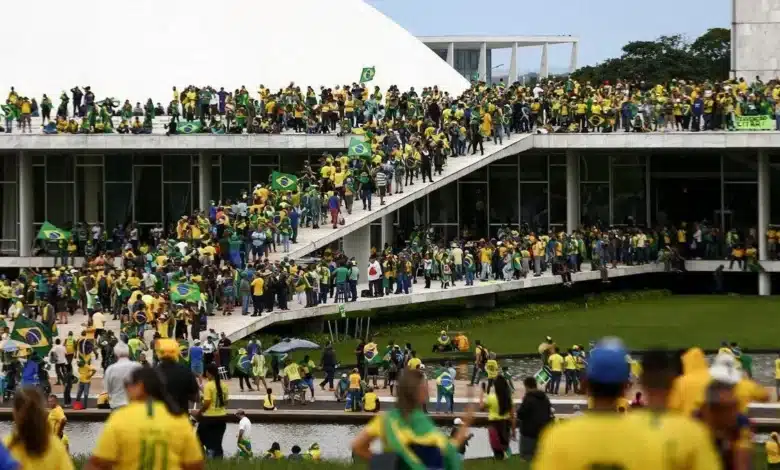 Senadores viajam aos EUA para visitar acusadas do 8/1