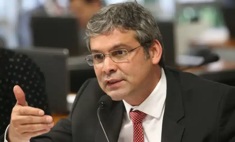 Lindbergh aciona PF com dossiê contra Eduardo Bolsonaro