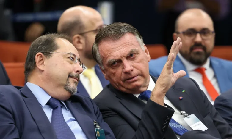 Defesa de Bolsonaro quer esclarecimentos sobre conta de Cid