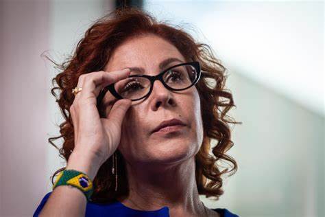 Carla Zambelli detalha partida do país via Argentina