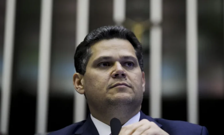 Alcolumbre impede Bolsonaro de ser anistiado em novo PL