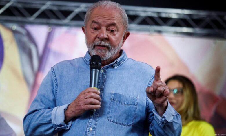 Lula tenta virar o jogo com ações sociais e viagens pelo país