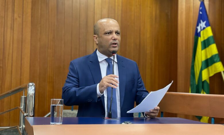 Vitor Hugo exige justificativa para créditos extras