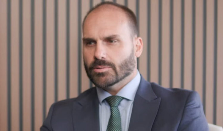 Silêncio de Eduardo Bolsonaro diante dos primeiros contatos da Polícia Federal