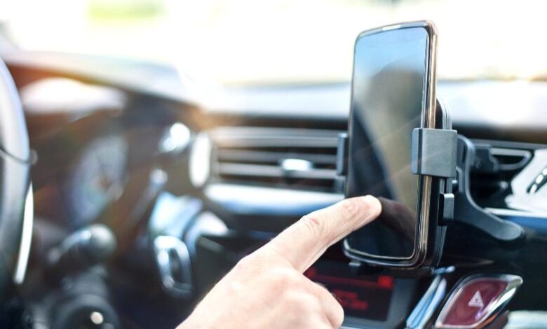 Goiânia tem nova regulamentação para celular ao volante