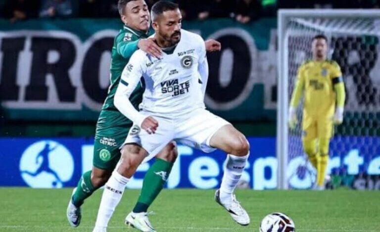 Goiás vence a Chapecoense fora de casa e mantém liderança isolada