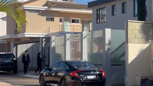 PF na casa de Bolsonaro: 14 mil dólares e possível plano de fuga investigados