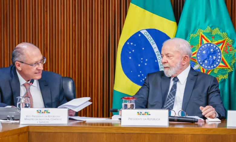 Lula agenda reunião urgente diante de novas tarifas de Trump de 50%