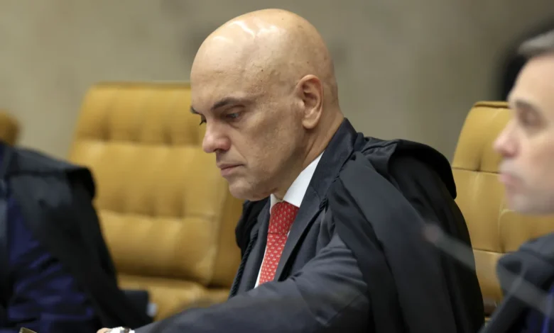 Moraes adverte Bolsonaro sem prisão