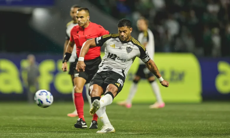 Hulk bate de frente com torcida