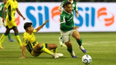 Vitor Roque sente o peso, diz Abel: "Parece que joga com 50 kg nas costas"