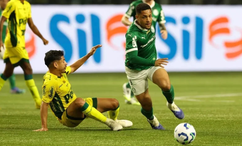 Vitor Roque sente o peso, diz Abel: "Parece que joga com 50 kg nas costas"