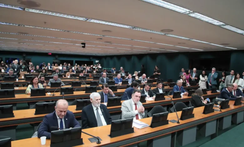 Análise da PEC é Adiada na CCJ da Câmara