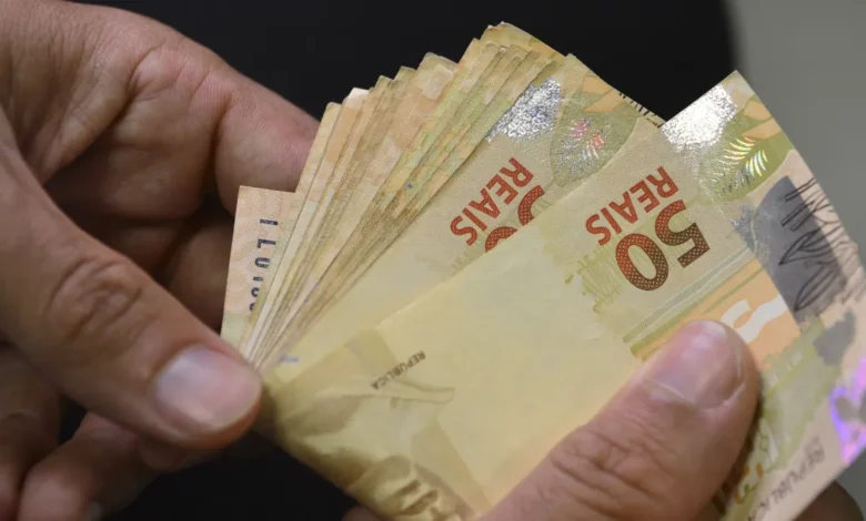 Brasileiros gastam mais fora do país desde 2014