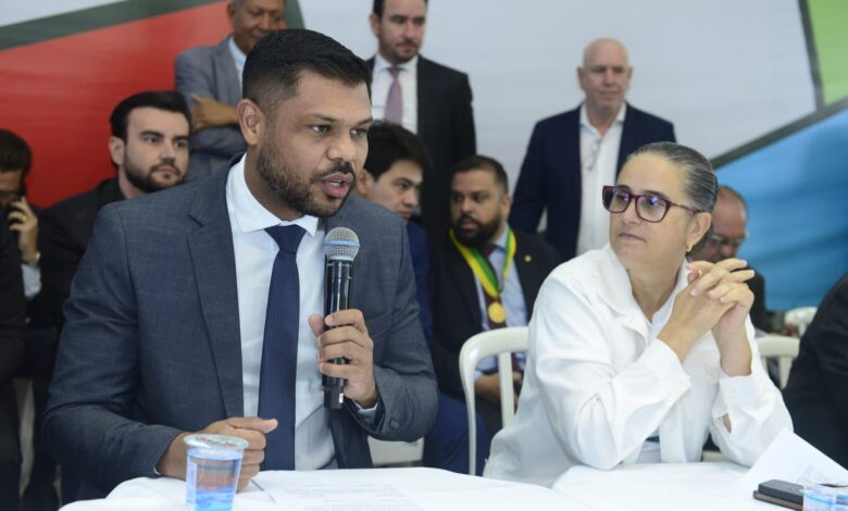 Professores terão piso salarial de R$ 4.867,77 após aprovação na Câmara