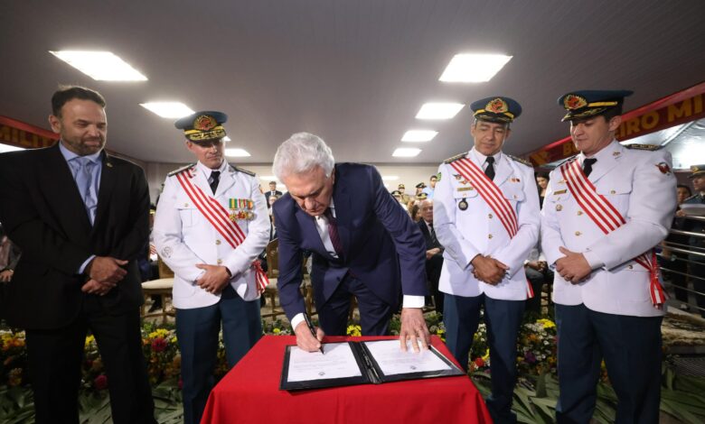 Caiado promove 650 bombeiros em celebração nacional