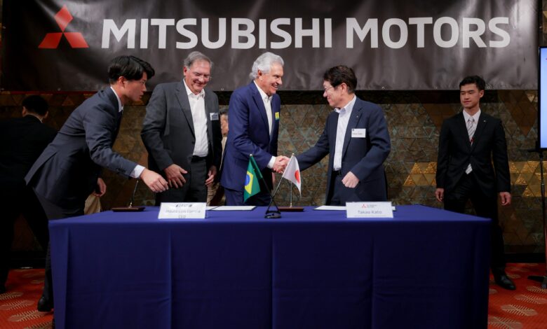 Caiado celebra exportação de veículos Mitsubishi produzidos no estado