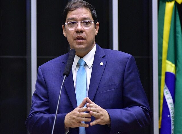 Vice da Câmara pautará anistia na ausência de Hugo Motta