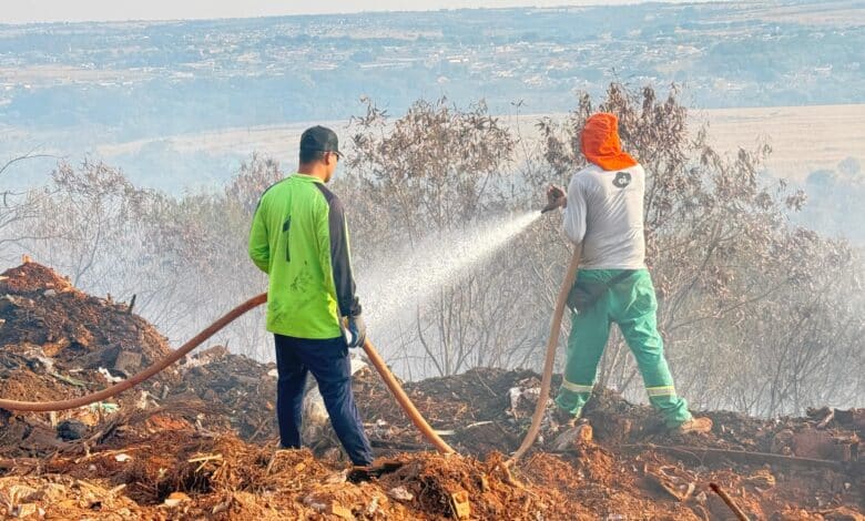 Incêndio em área privada atinge aterro sanitário e é controlado