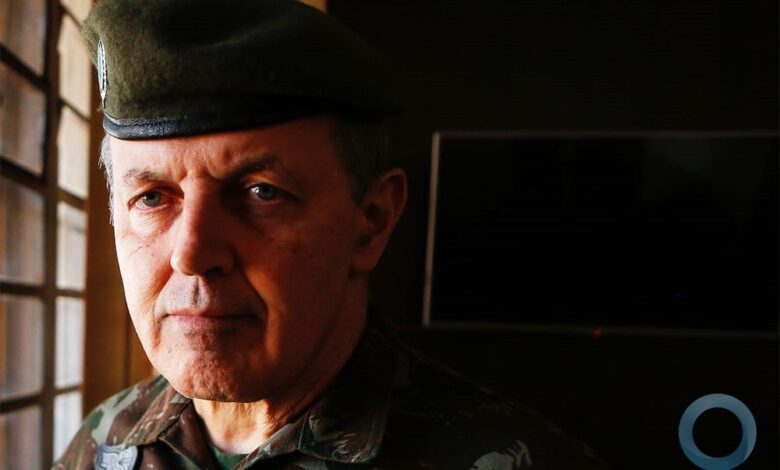 Comandante do Exército: 'Minha espada não tem partido'