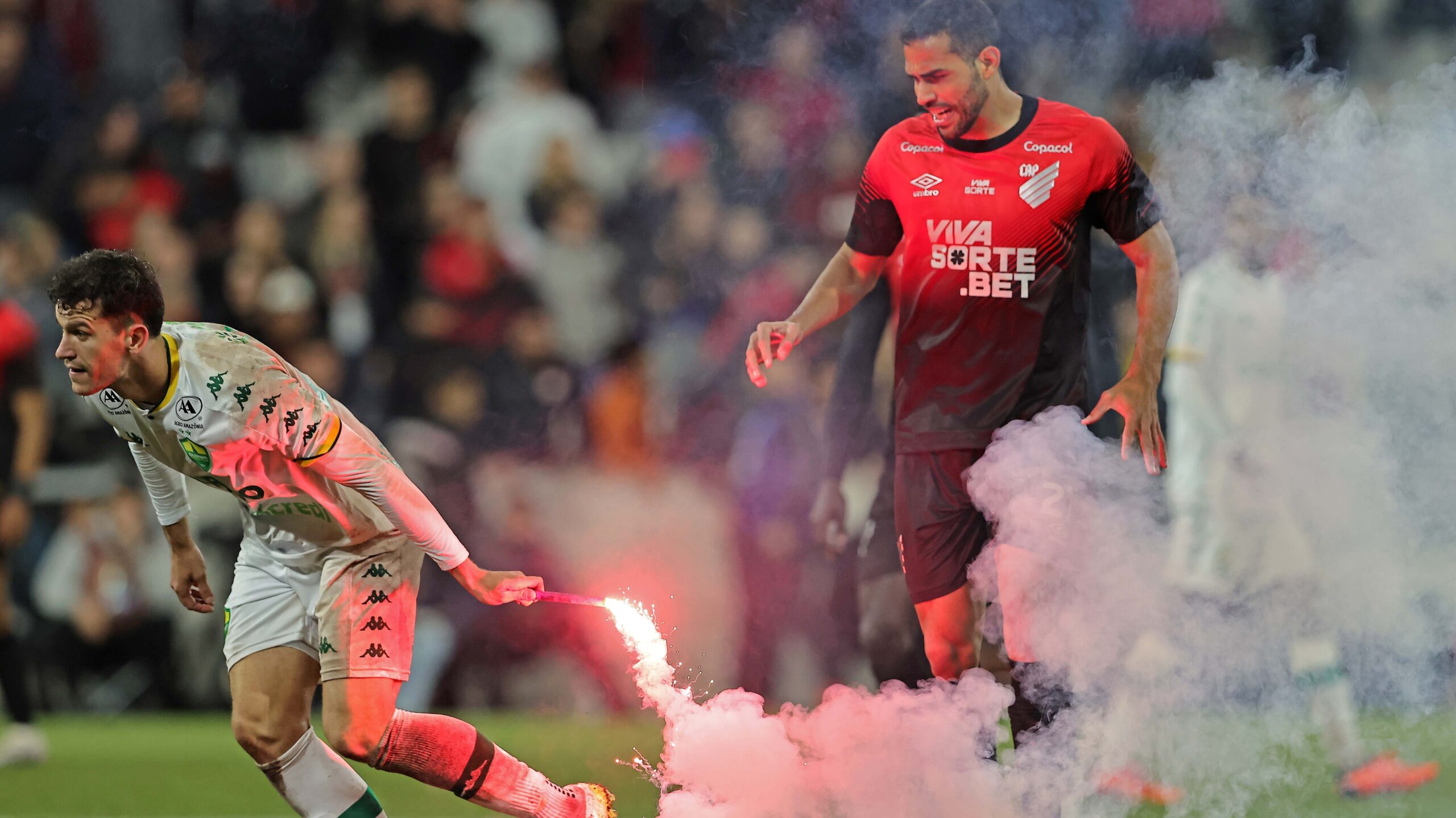 Torcida do Athletico-PR interrompe jogo com sinalizadores - Imagem do artigo original