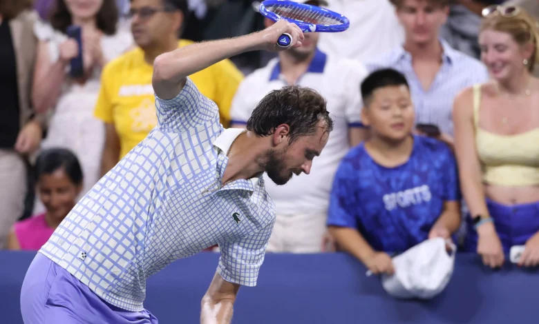 US Open: Medvedev se revolta, quebra raquete em fúria
