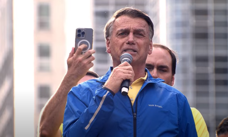 WhatsApp é peça-chave na defesa de Bolsonaro, diz análise